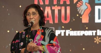 Bos maskapai Susi Air, Susi Pudjiastuti menghadiri perayaan Natal PTFI di gedung Multi Purpose, Kuala Kencana, Kabupaten Mimika pada Minggu (3/12/2023).