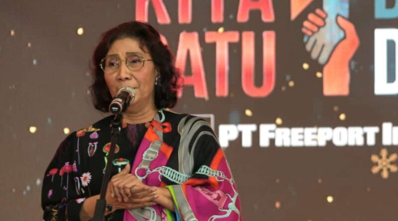 Bos maskapai Susi Air, Susi Pudjiastuti menghadiri perayaan Natal PTFI di gedung Multi Purpose, Kuala Kencana, Kabupaten Mimika pada Minggu (3/12/2023).